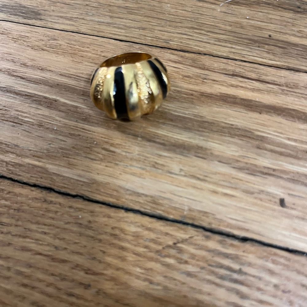 18 kt gold and black ring